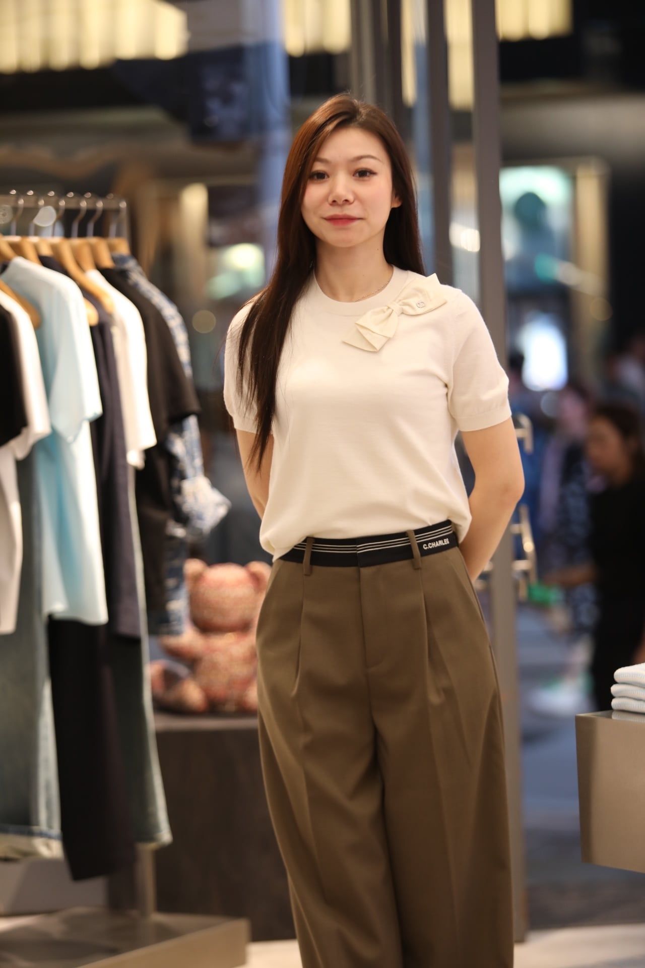  Áo dệt kim trắng kem đính nơ lệch vai 