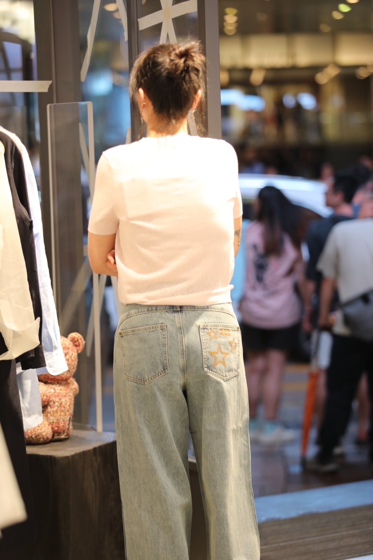  1.Quần jean xanh hai đường may cạnh, túi sau thêu ngôi sao 