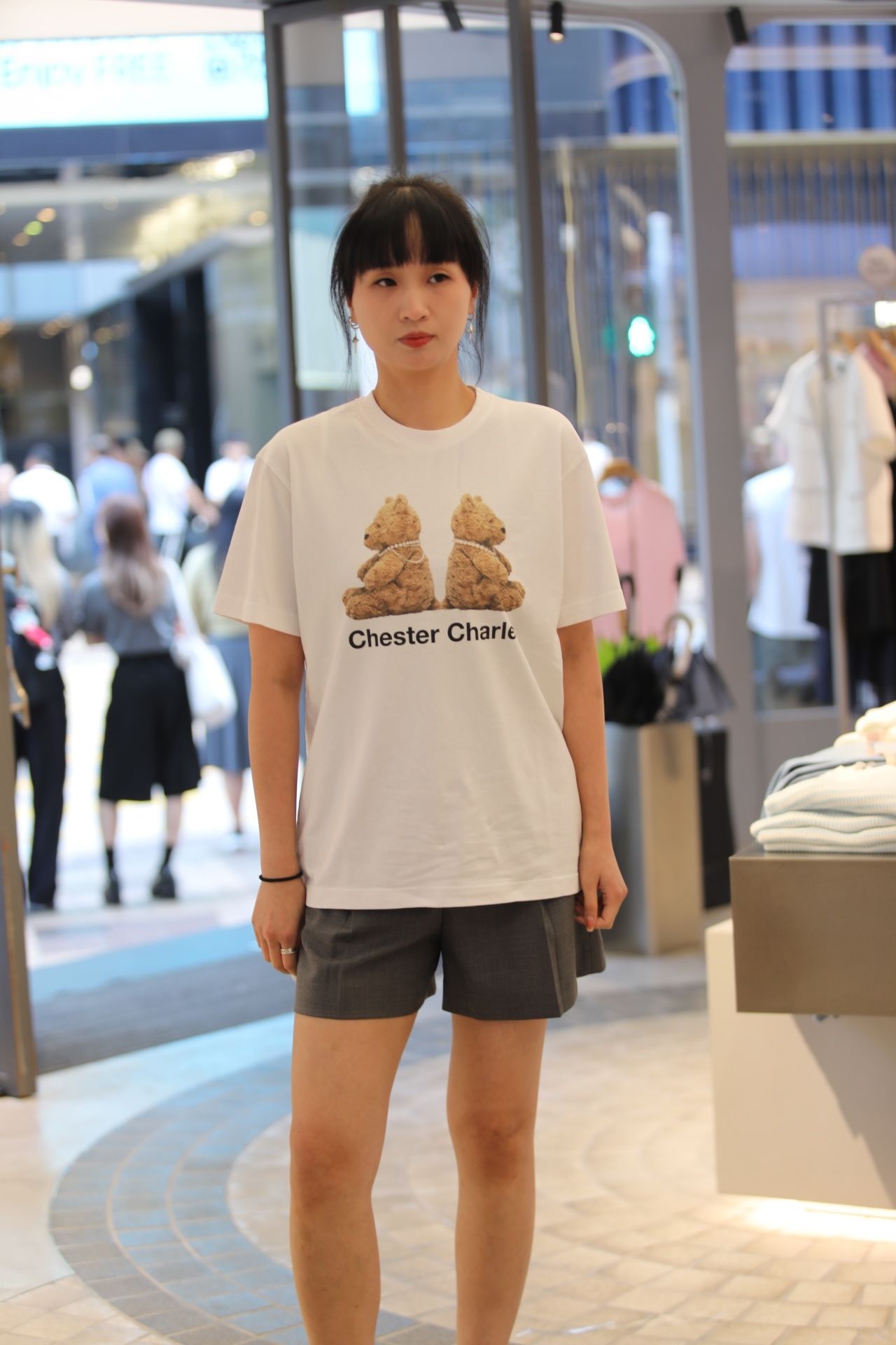  Quần sooc vải xám, cạp chun đen chữ CC 