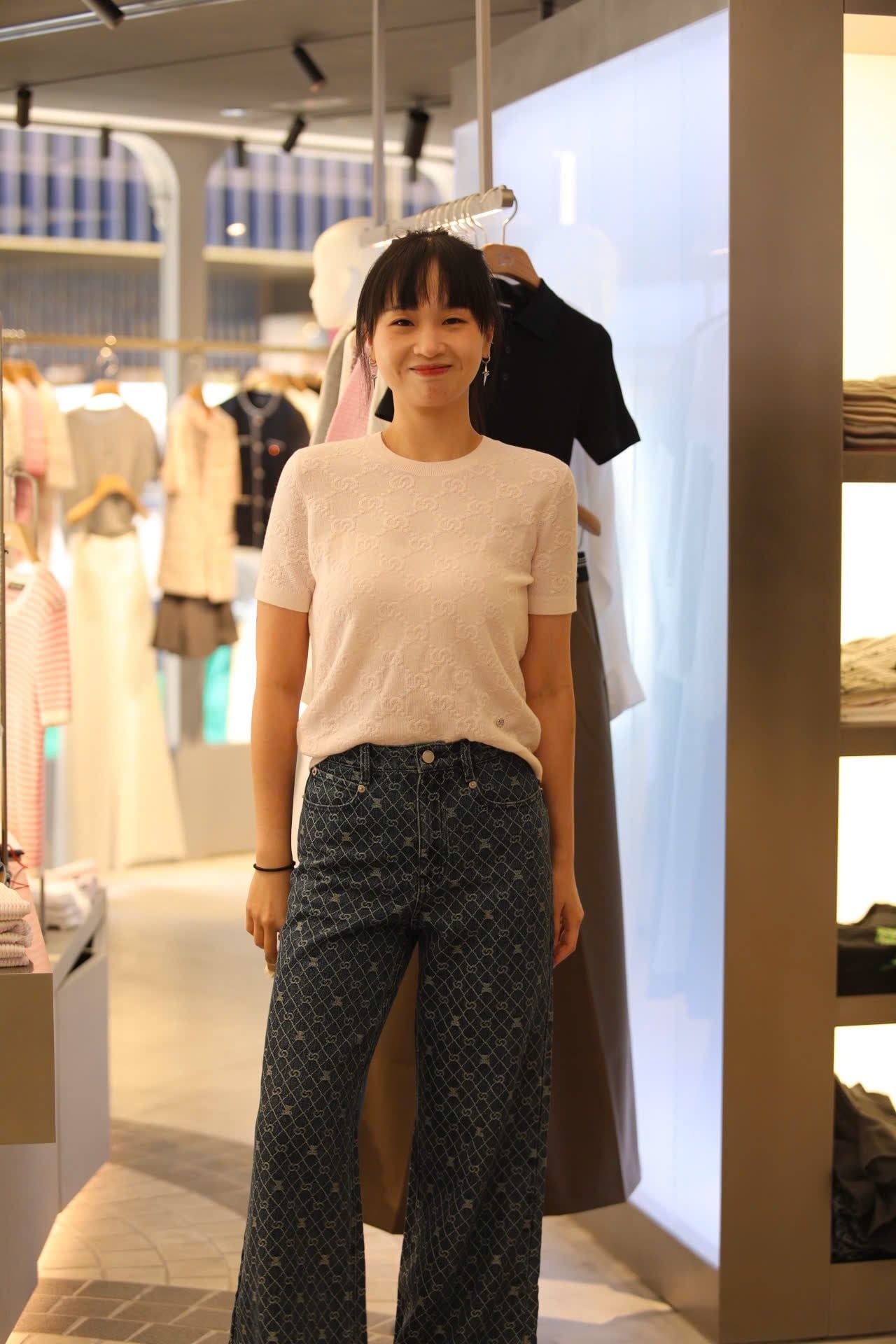  Áo ngắn tay Monogram, cổ tròn hồng pastel 
