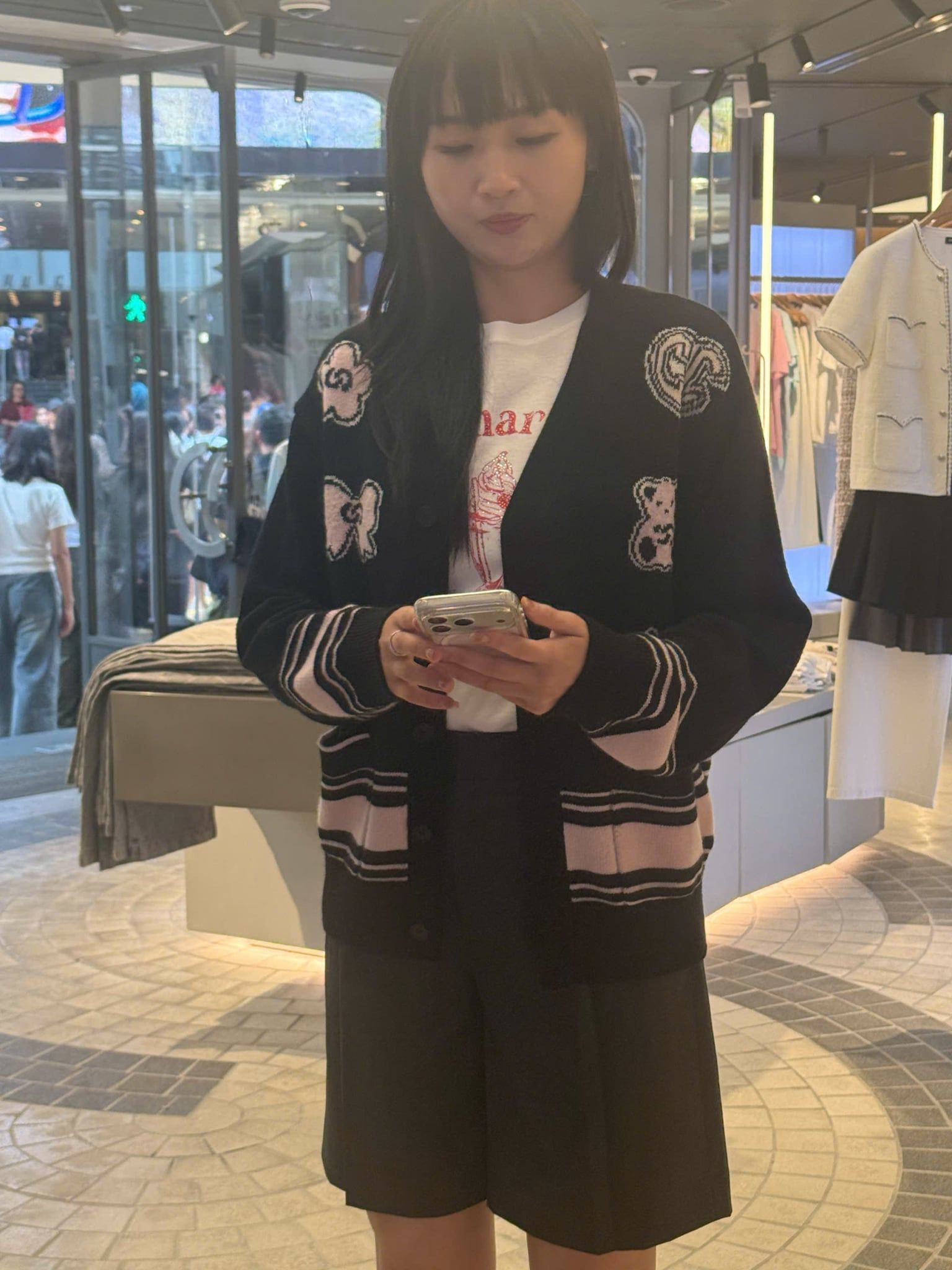  Áo CDG đen cổ V logo thêu nổi 