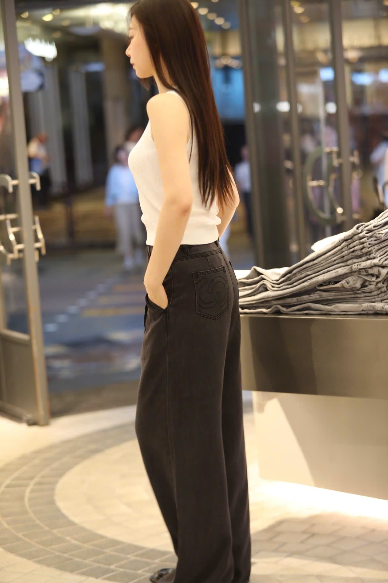  Áo tanktop trắng logo chìm 