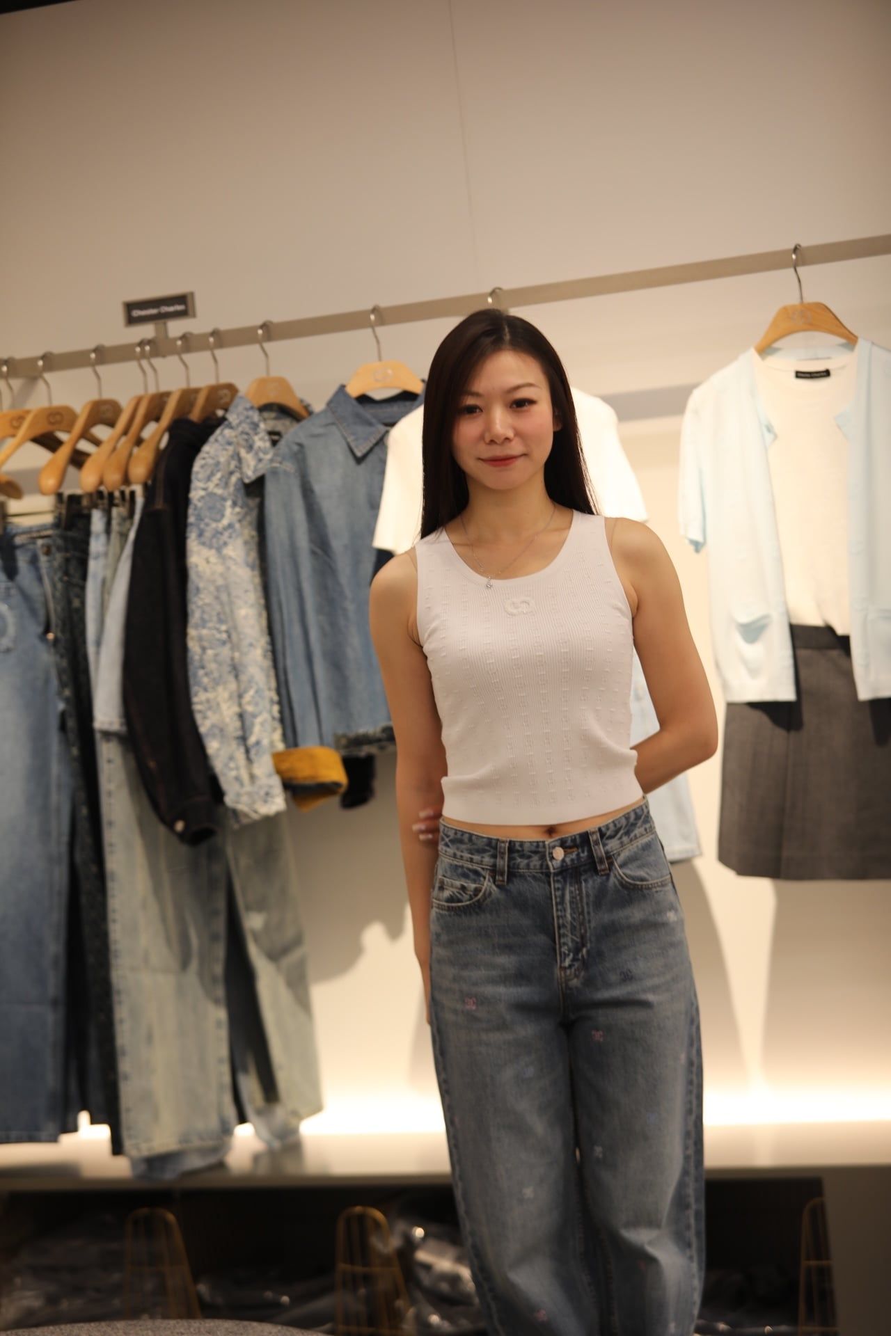  Áo tanktop trắng logo chìm 