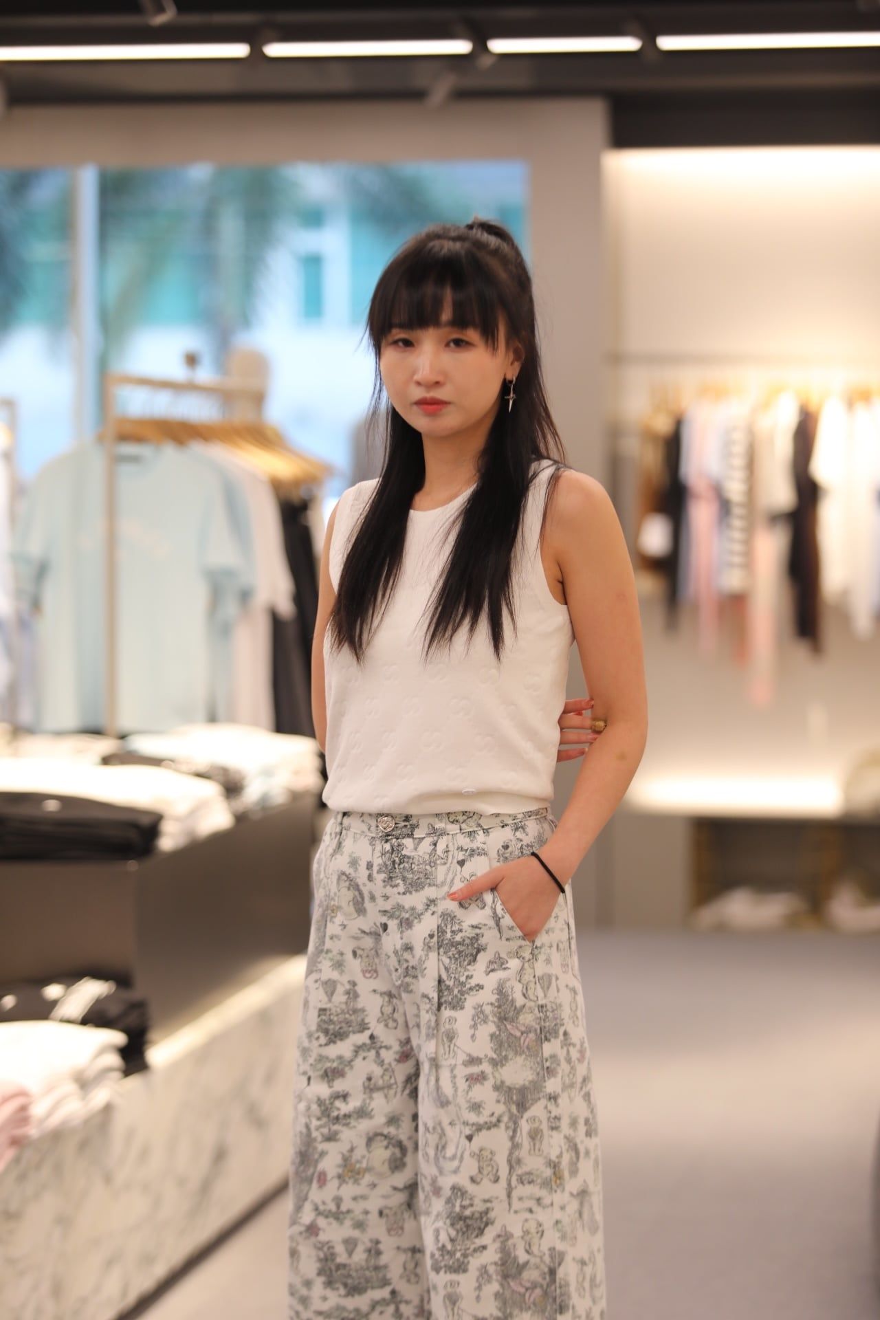  Áo tanktop trắng logo chìm 