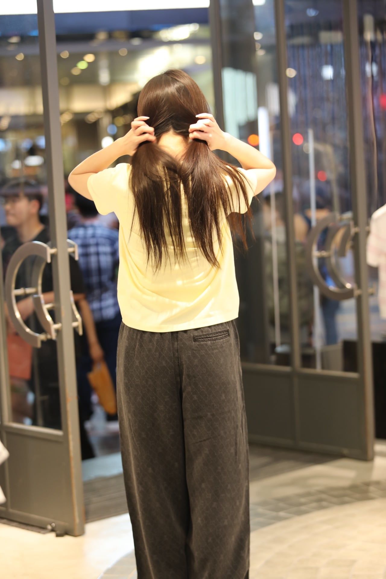  Áo phông vàng chữ CC đính đá ngực 