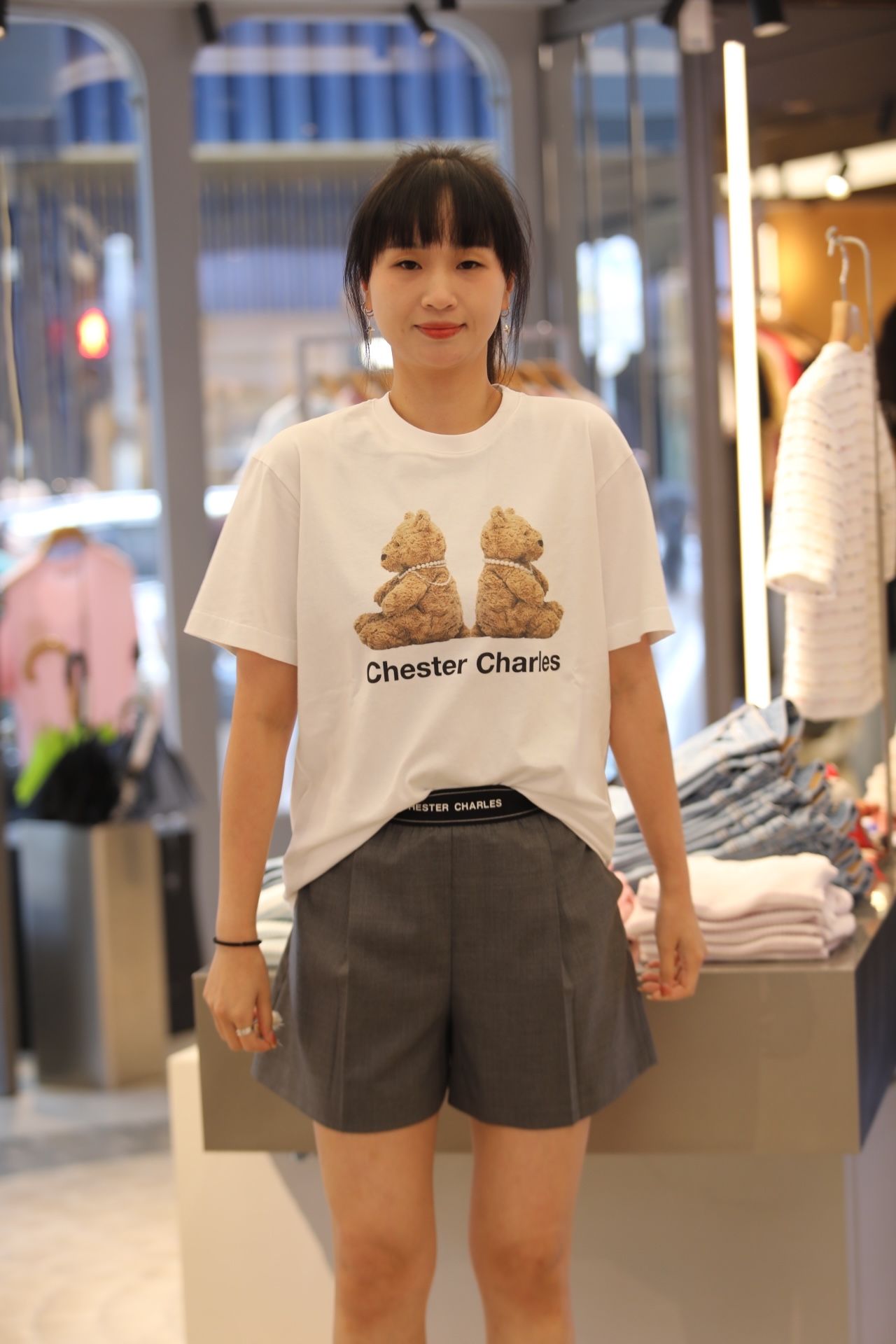  Quần sooc vải xám, cạp chun đen chữ CC 