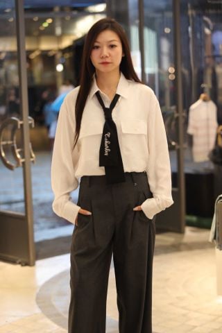 1.Áo SM lụa full logo trắng, 2 túi trước mix cavat đen 