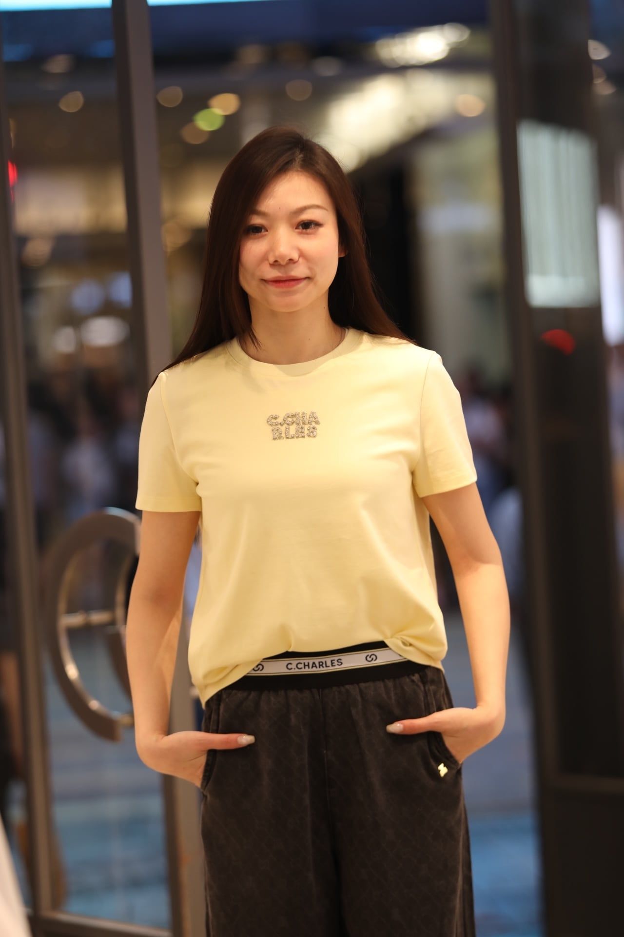  Áo phông vàng chữ CC đính đá ngực 