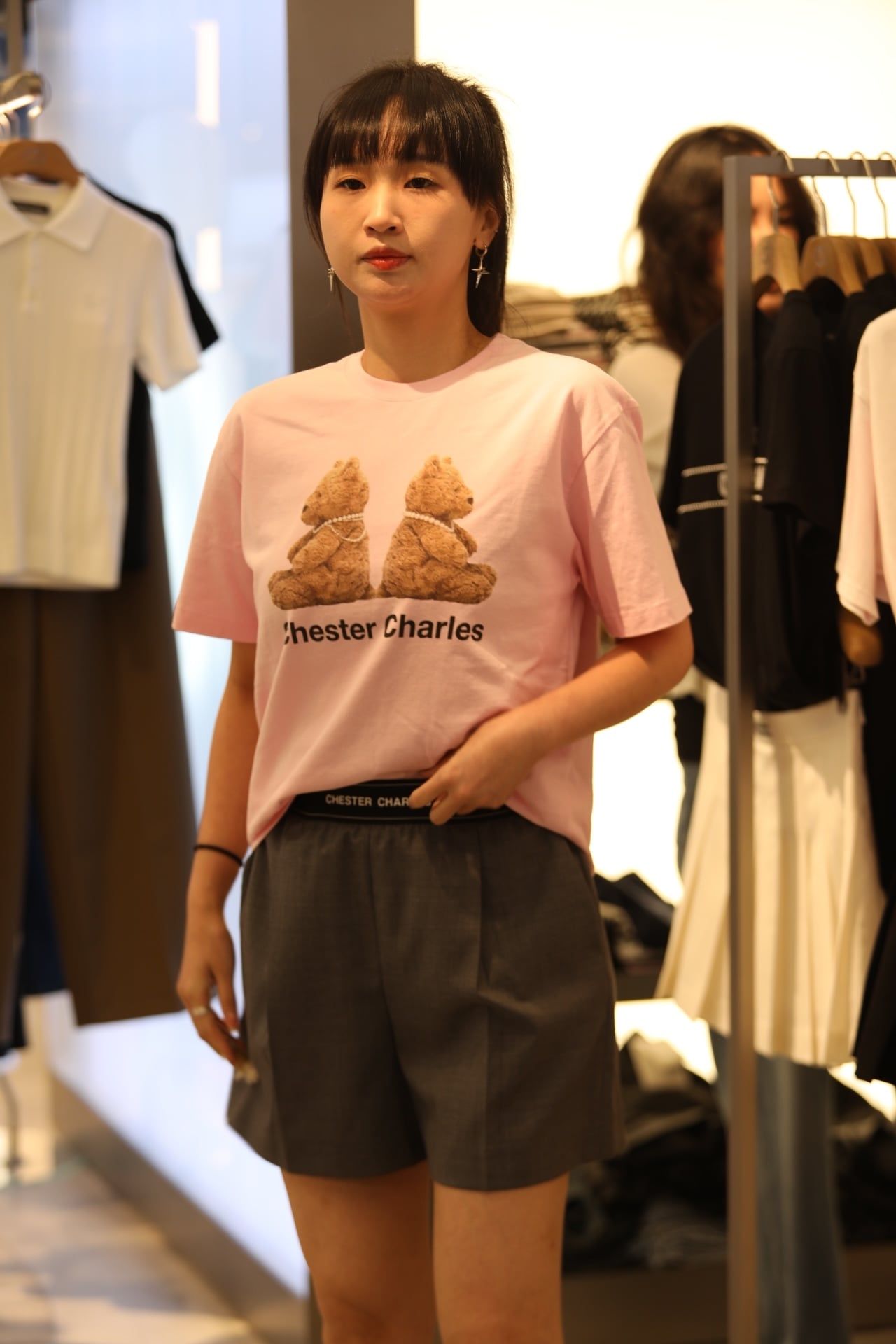  Quần sooc vải xám, cạp chun đen chữ CC 