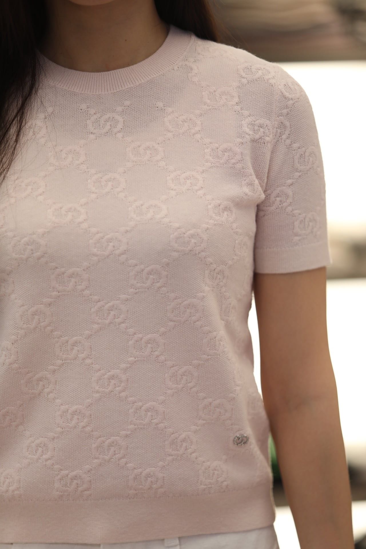  Áo ngắn tay Monogram, cổ tròn hồng pastel 
