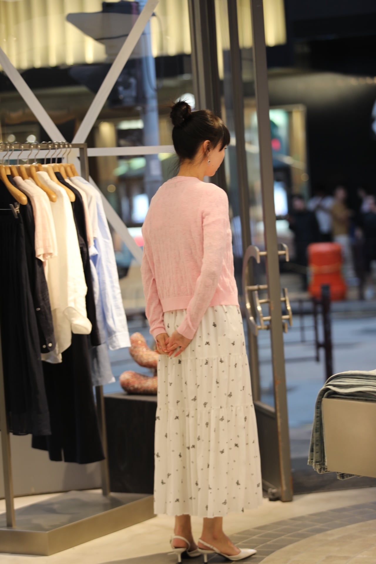  Chân váy dài trắng họa tiết cánh bướm 