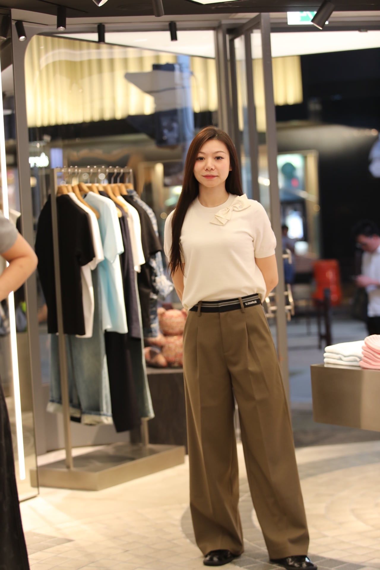  Áo dệt kim trắng kem đính nơ lệch vai 