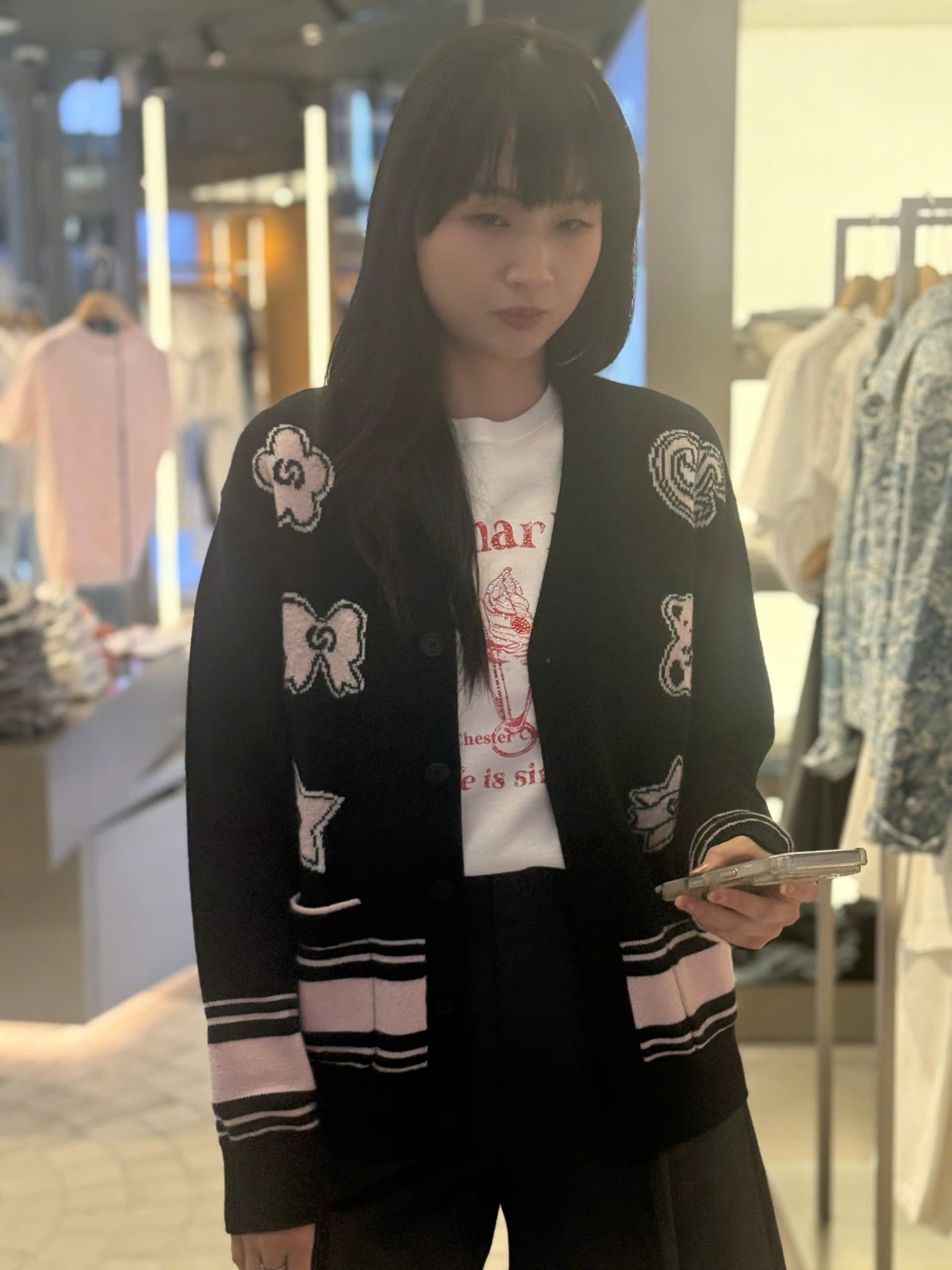  Áo CDG đen cổ V logo thêu nổi 