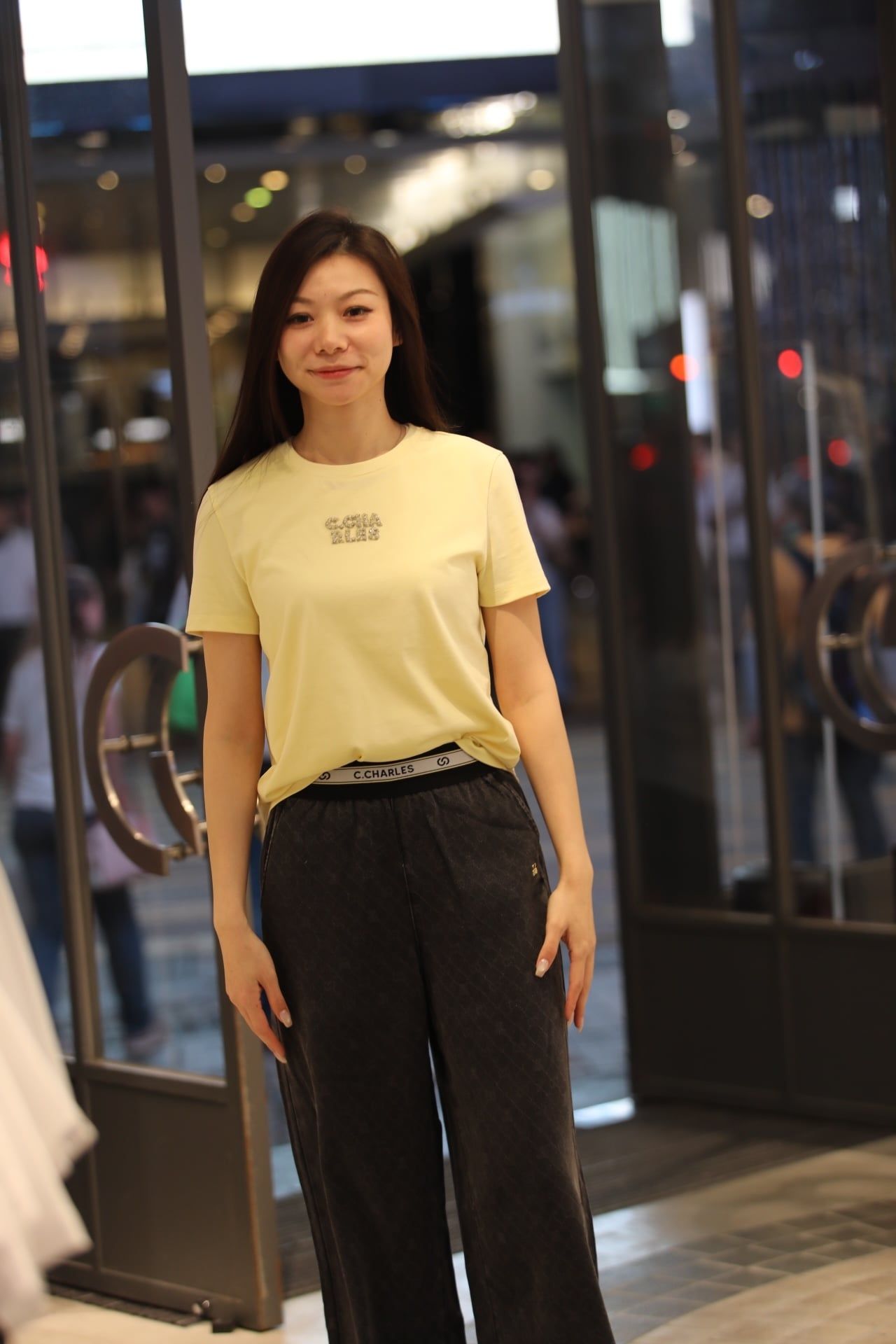  Áo phông vàng chữ CC đính đá ngực 
