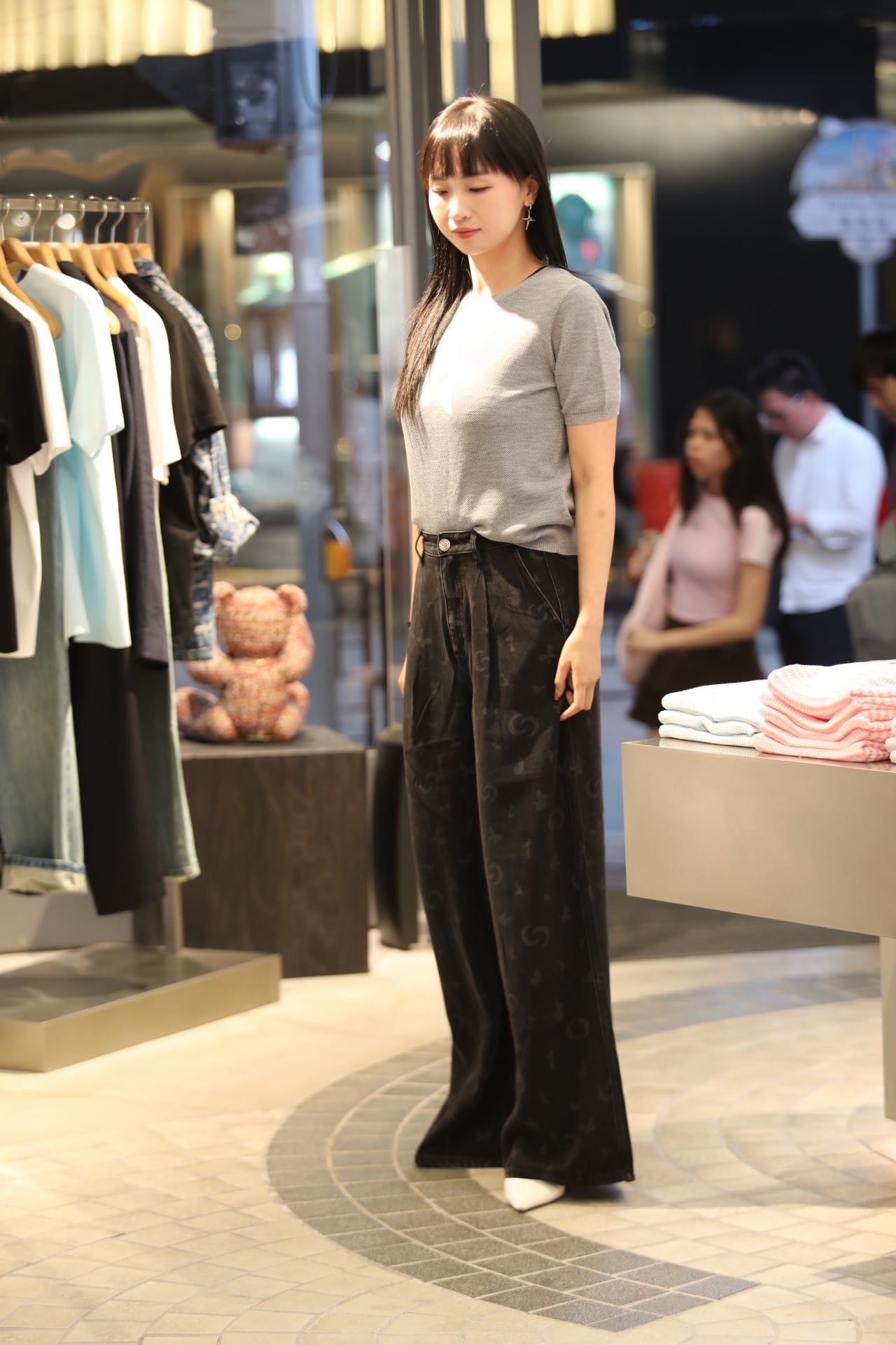  1.Quần jean Giấy đen - hoạ tiết 