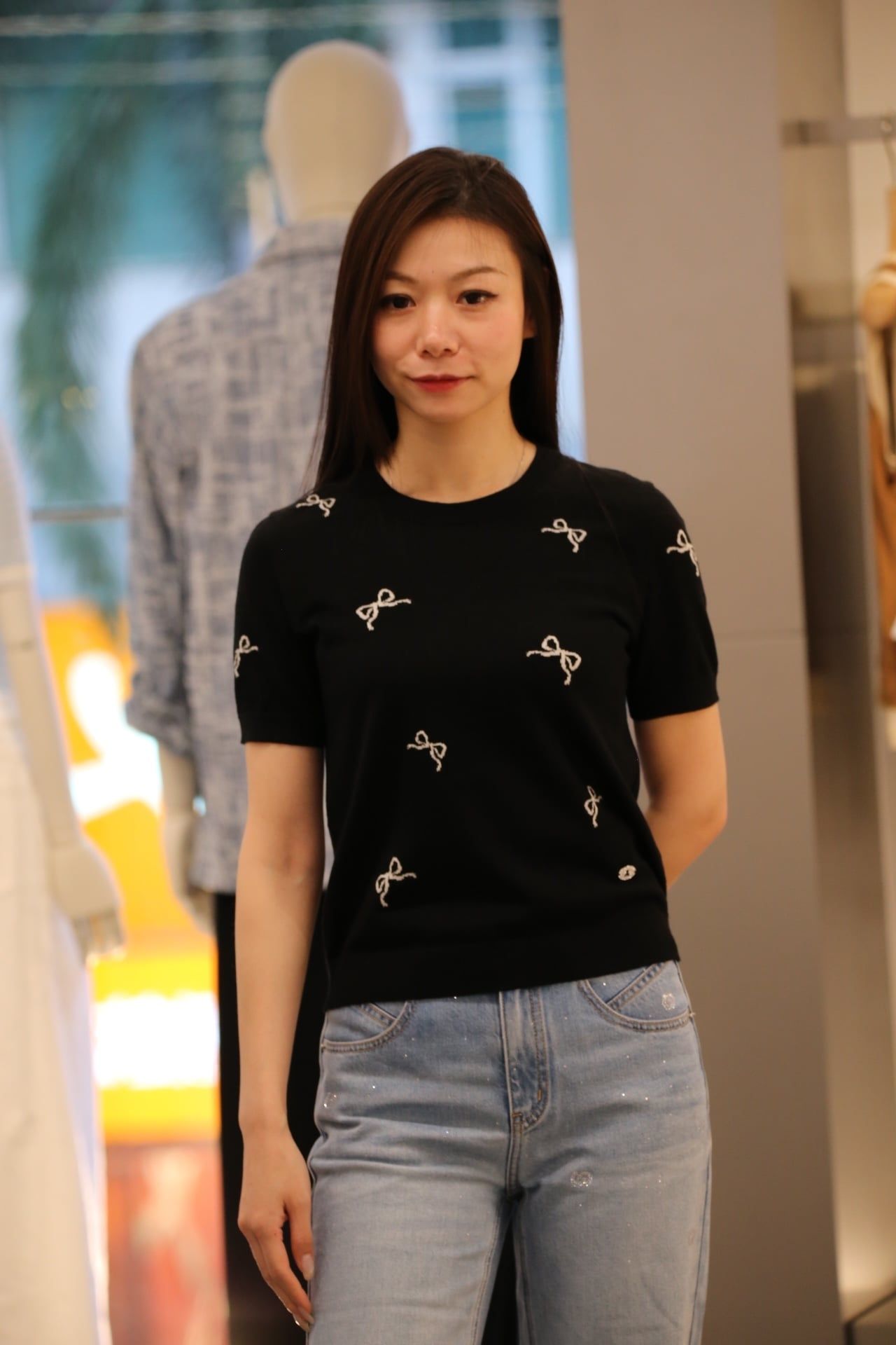  Áo thun đen nơ trắng 