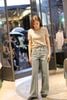  1.Quần jean xanh hai đường may cạnh, túi sau thêu ngôi sao 