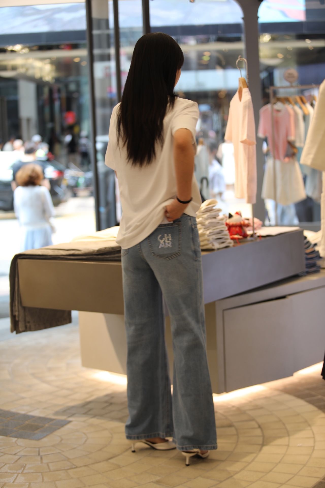  Jean xanh nhạt đính đá vẩy 