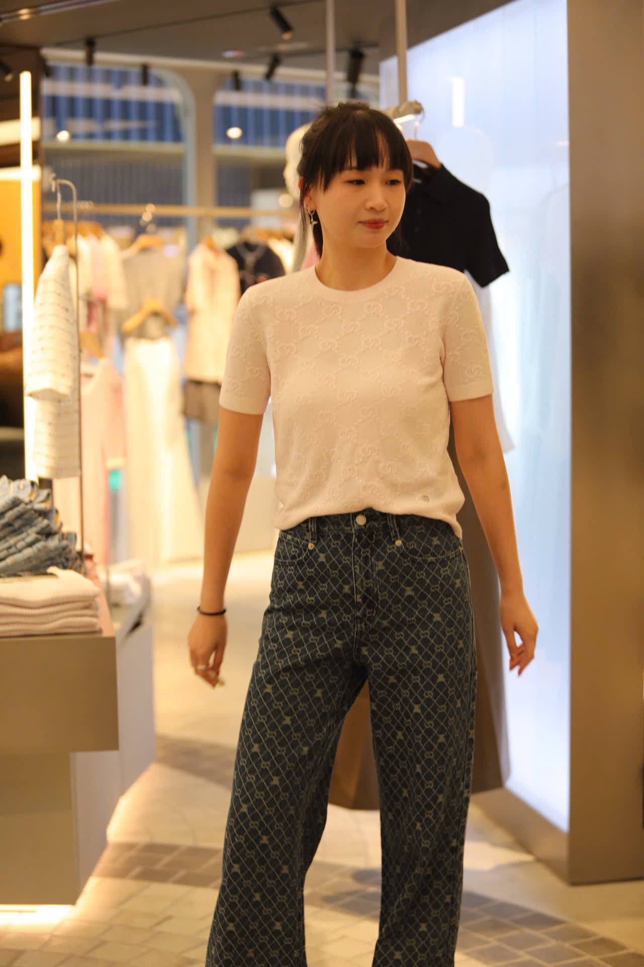  Áo ngắn tay Monogram, cổ tròn hồng pastel 