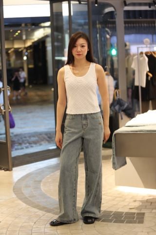  1.Quần jean xanh hai đường may cạnh, túi sau thêu ngôi sao 