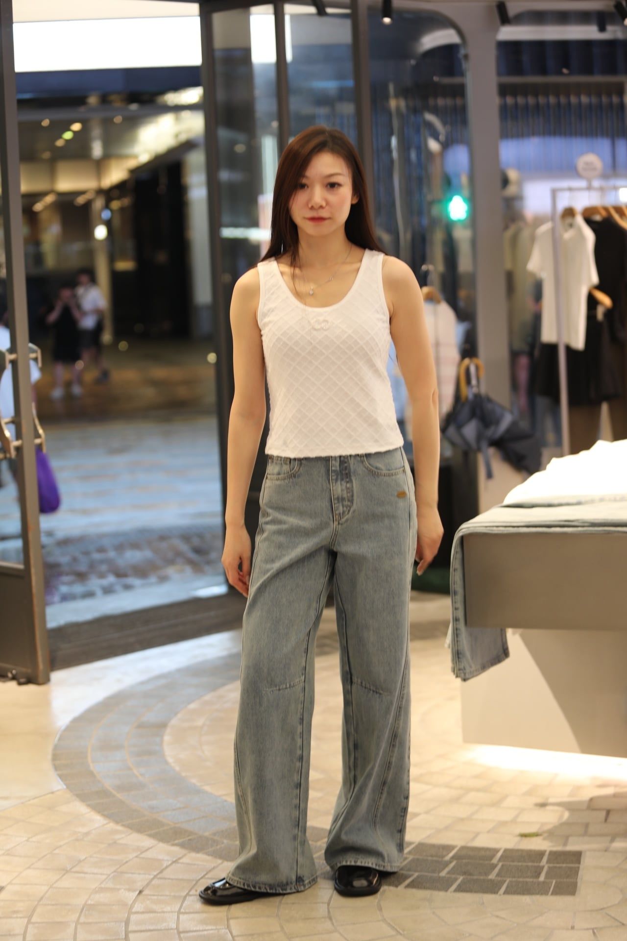  1.Quần jean xanh hai đường may cạnh, túi sau thêu ngôi sao 