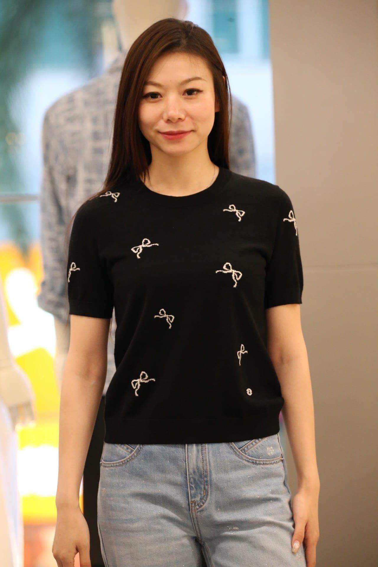  Áo thun đen nơ trắng 
