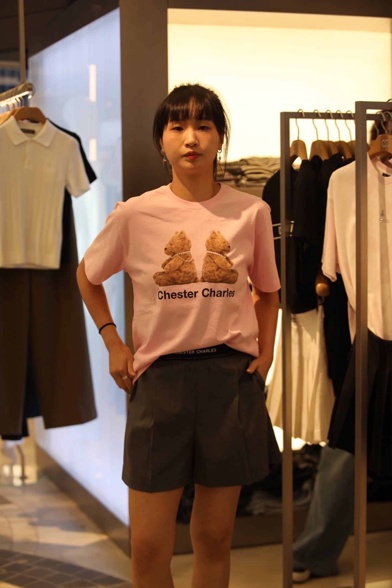  Quần sooc vải xám, cạp chun đen chữ CC 
