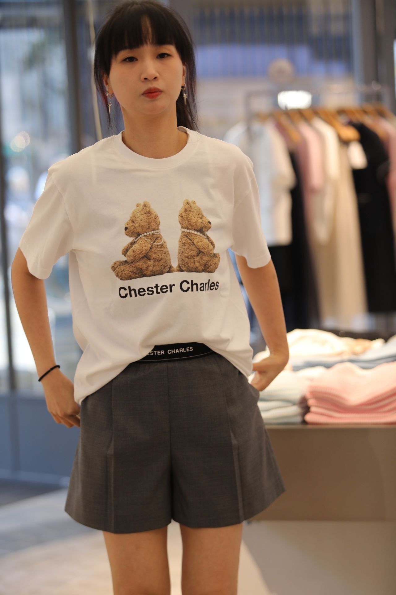  Quần sooc vải xám, cạp chun đen chữ CC 