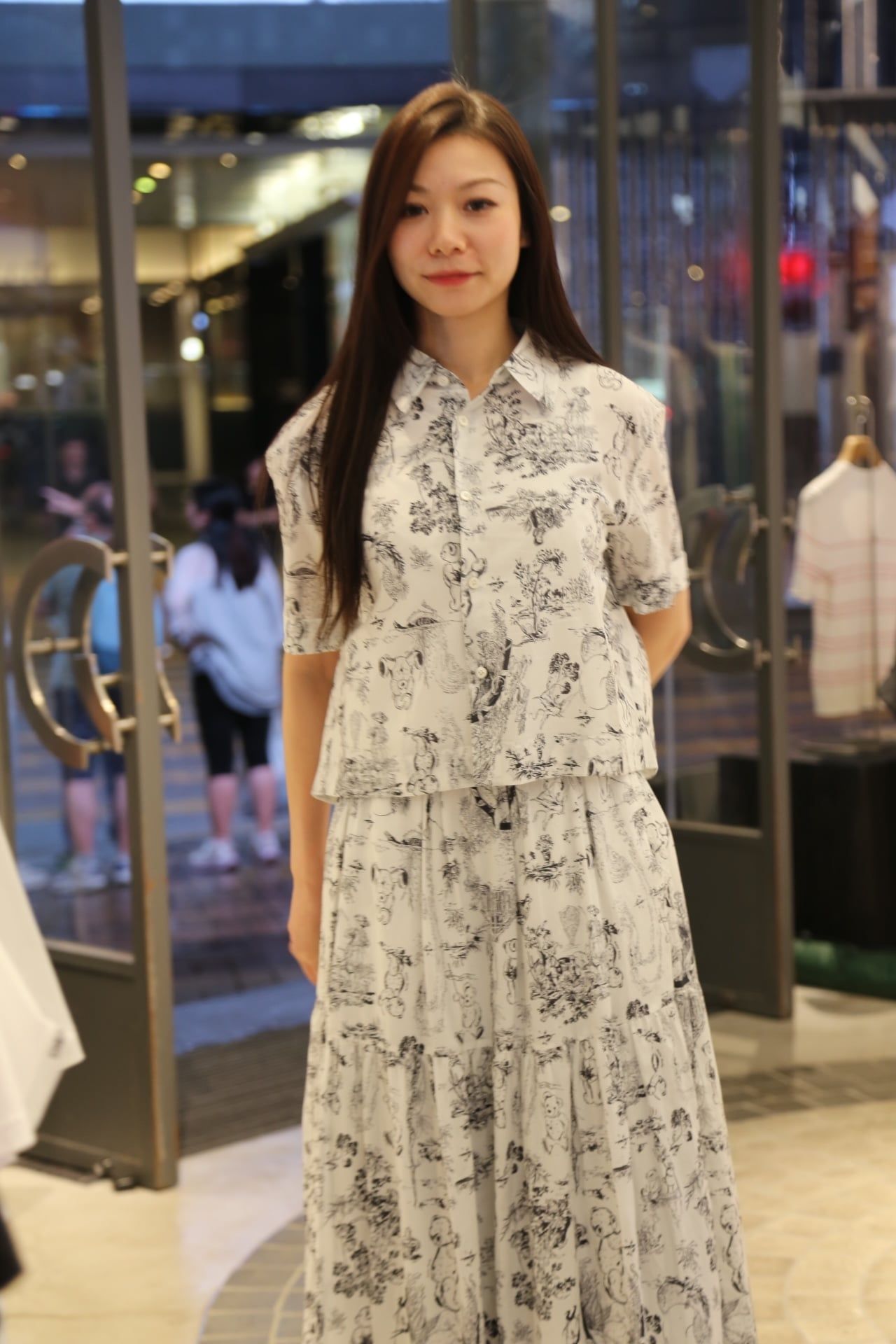  Bộ Áo sơ mi trắng và chân váy dài trắng hoạ tiết gấu - set 