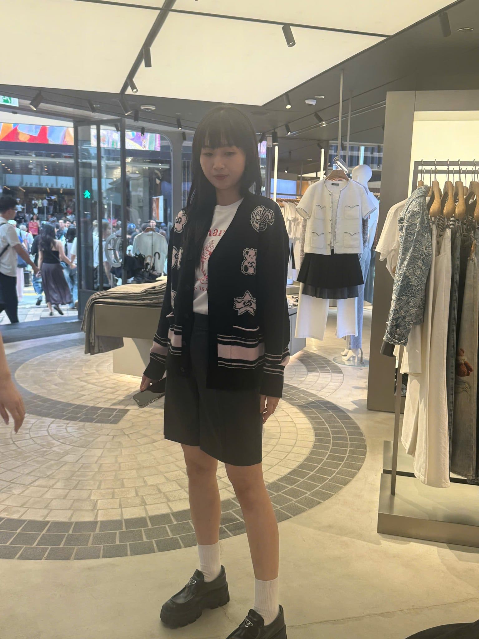  Áo CDG đen cổ V logo thêu nổi 