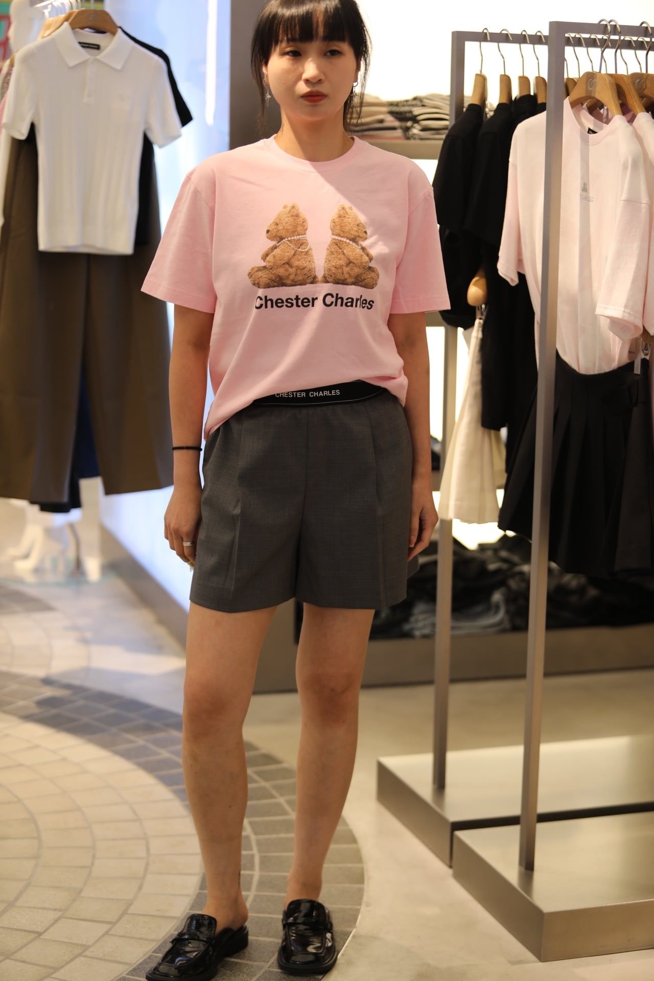  Quần sooc vải xám, cạp chun đen chữ CC 