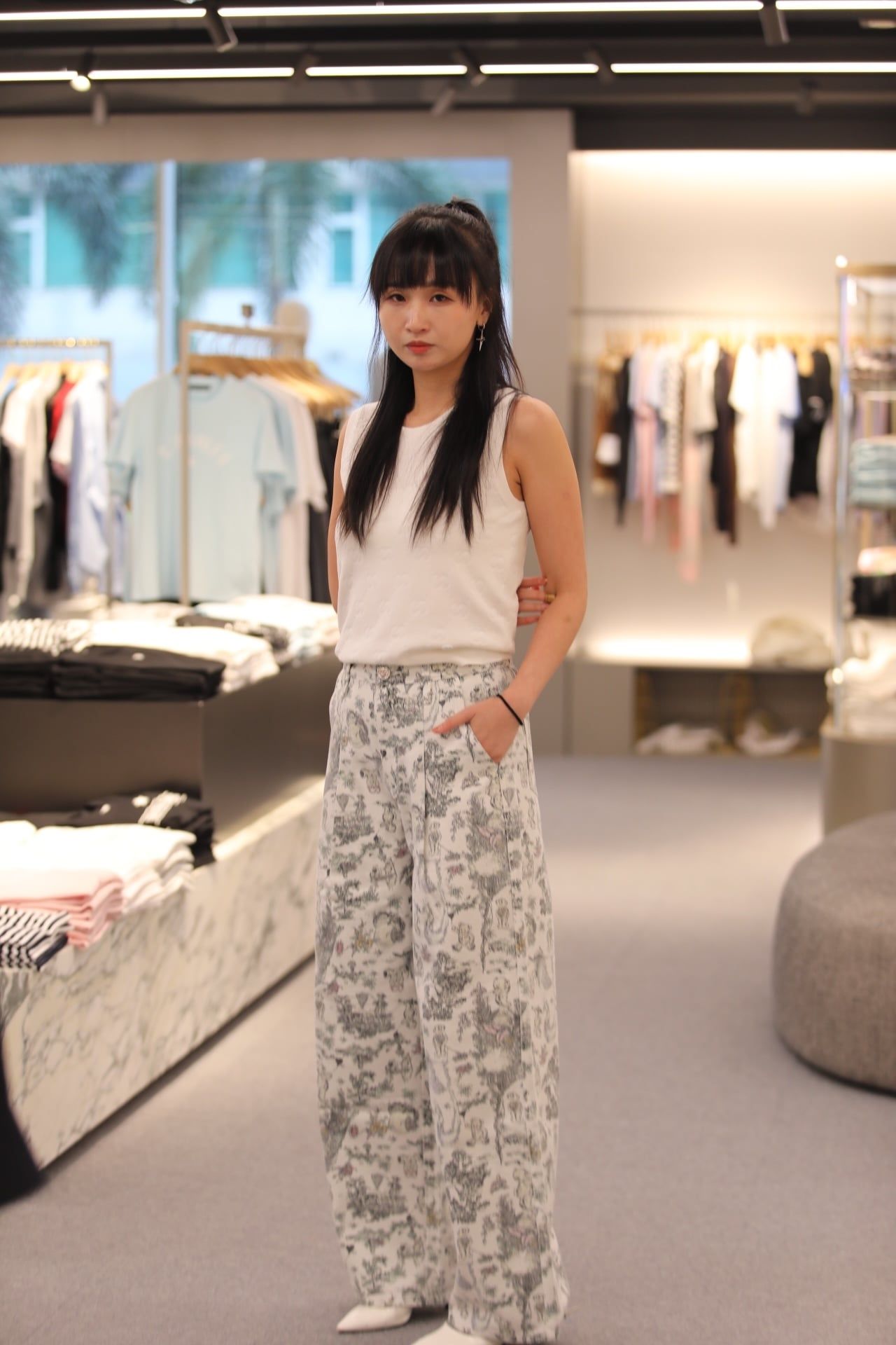  Áo tanktop trắng logo chìm 