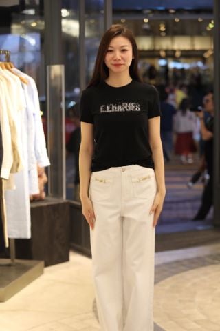  1.Áo phông đen chữ ngực đính đá 