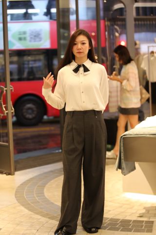  1.Sơ mi trắng - nơ cổ 