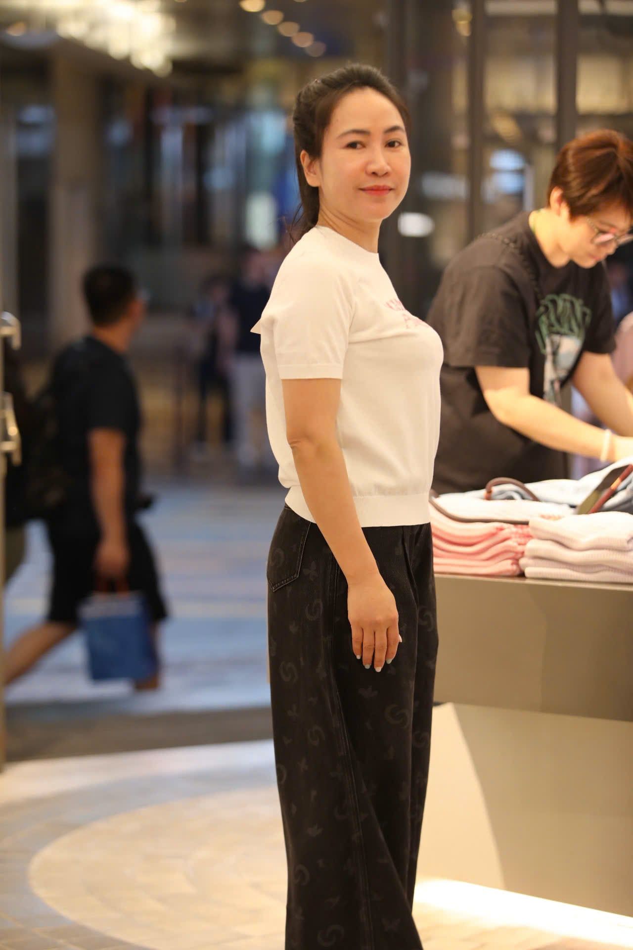  Áo dệt kim trắng chữ hồng ADORE 