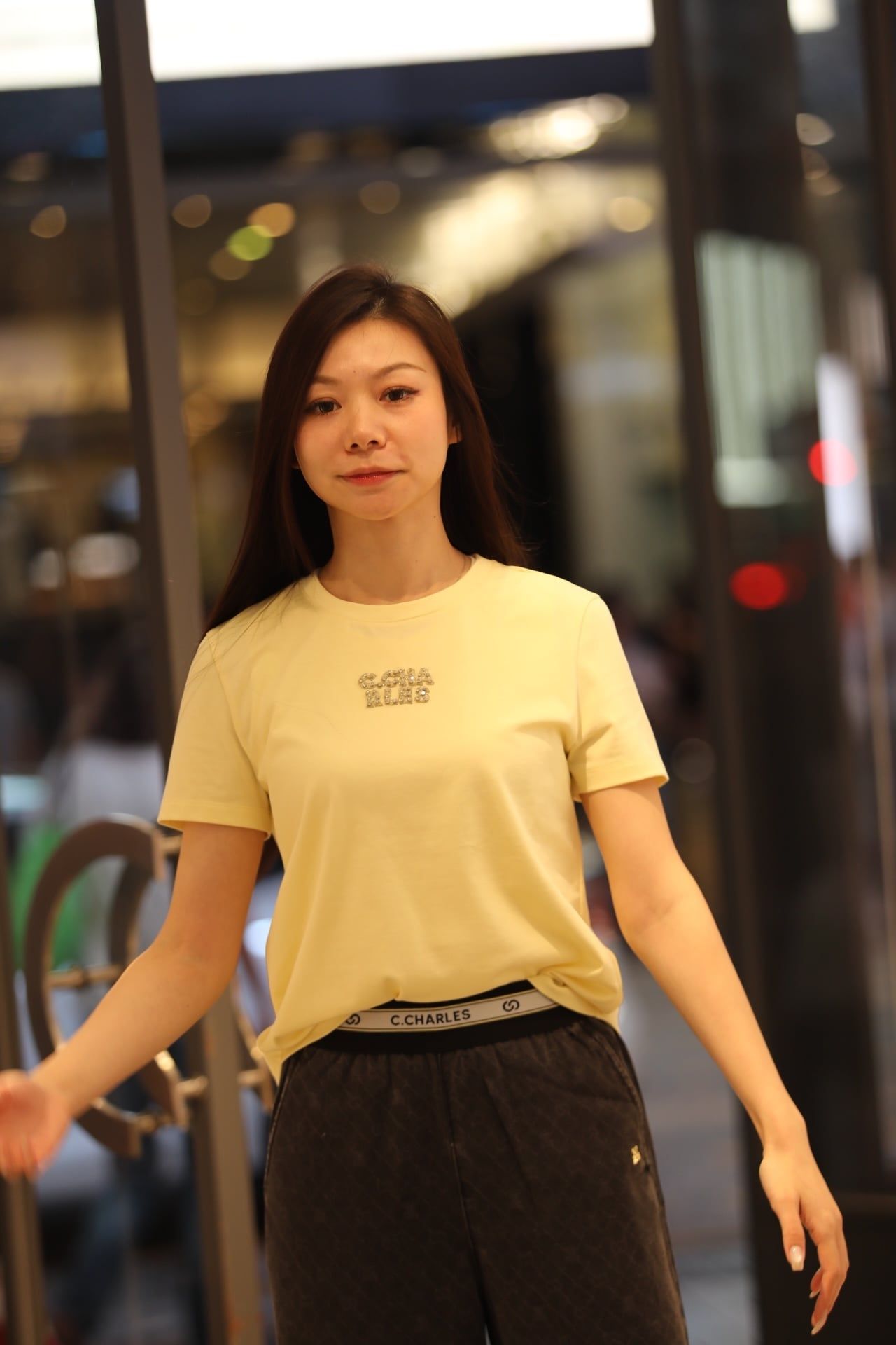  Áo phông vàng chữ CC đính đá ngực 