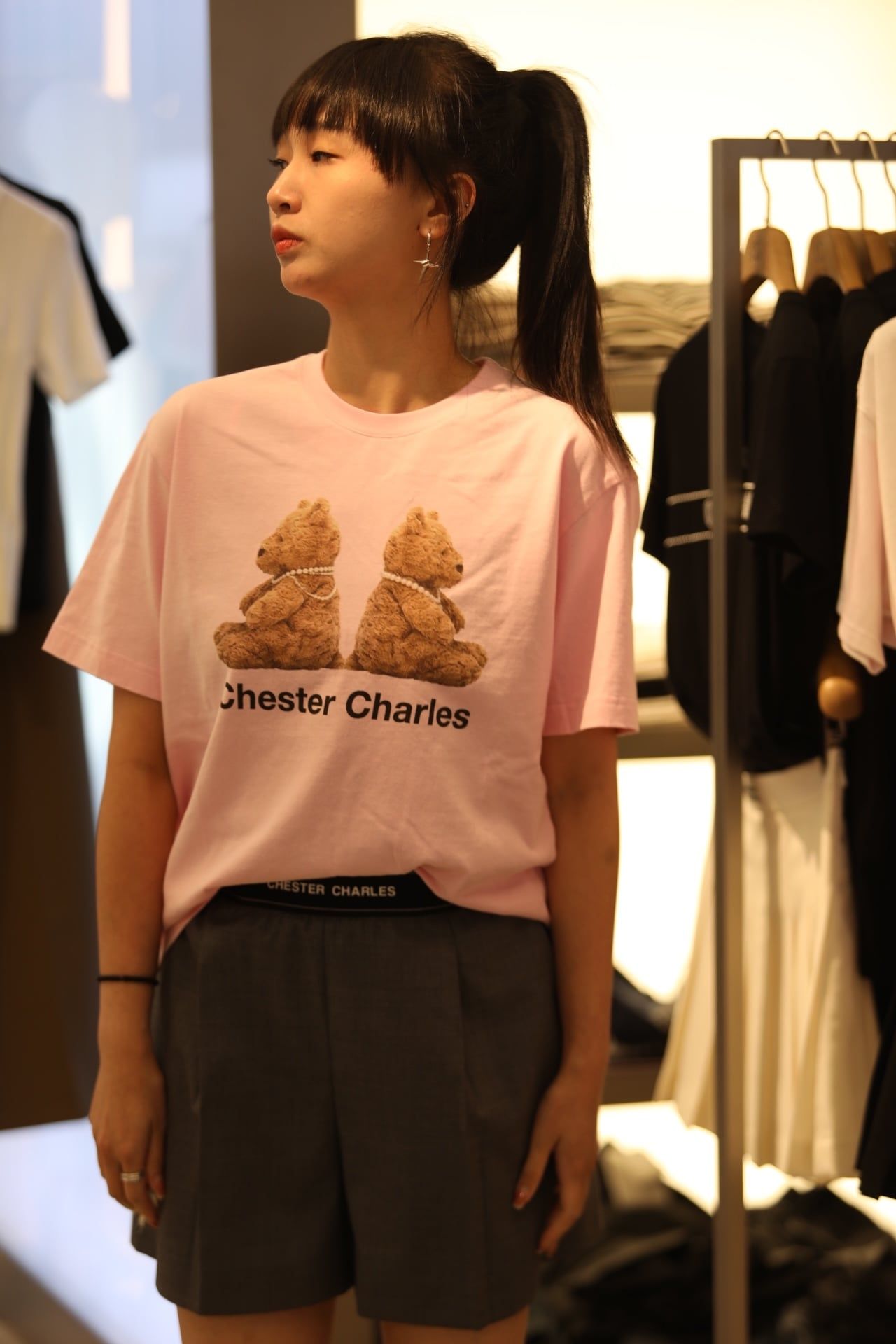  Quần sooc vải xám, cạp chun đen chữ CC 