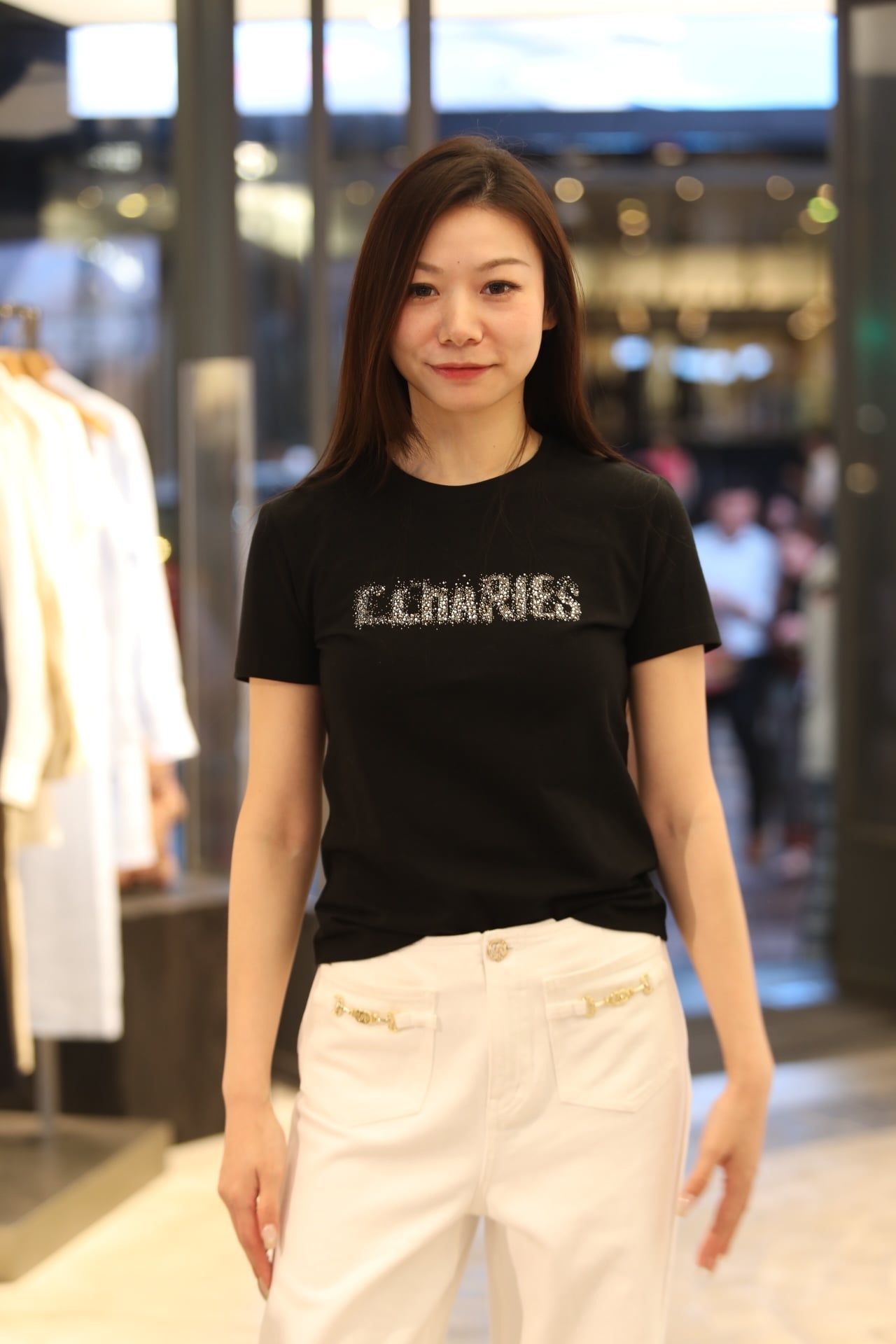  1.Áo phông đen chữ ngực đính đá 