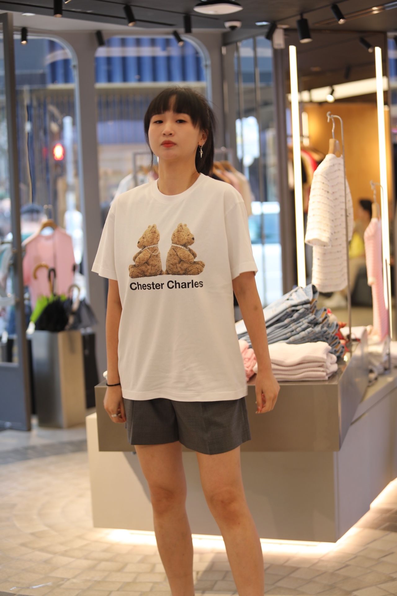  Quần sooc vải xám, cạp chun đen chữ CC 