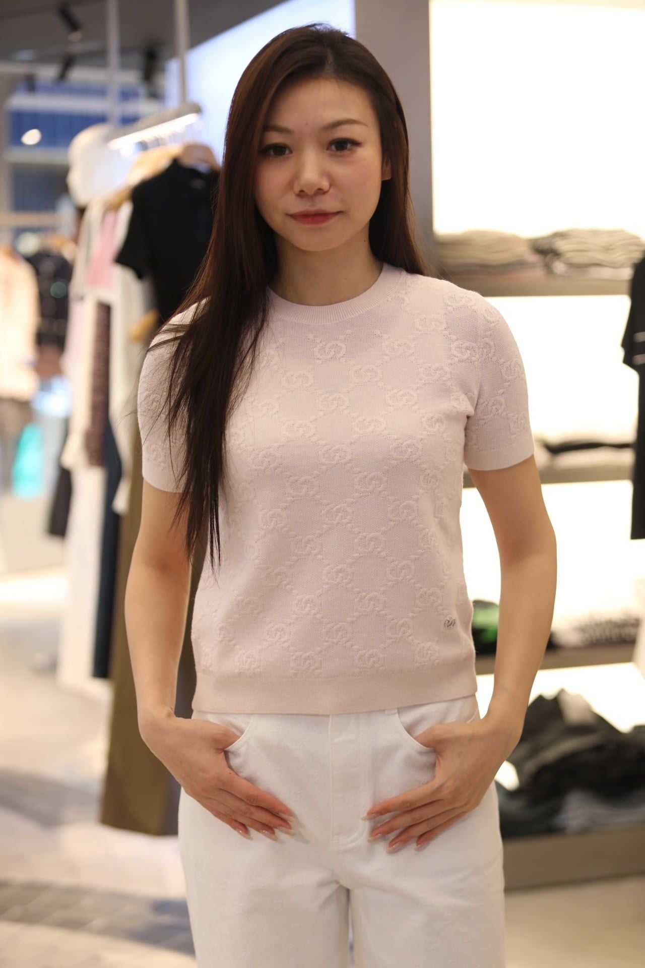  Áo ngắn tay Monogram, cổ tròn hồng pastel 