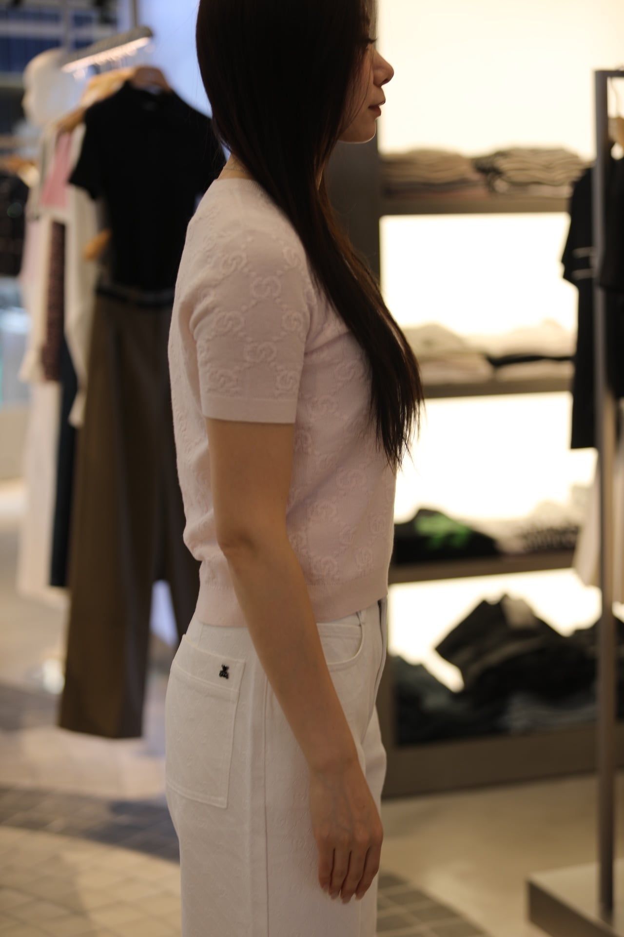  Áo ngắn tay Monogram, cổ tròn hồng pastel 