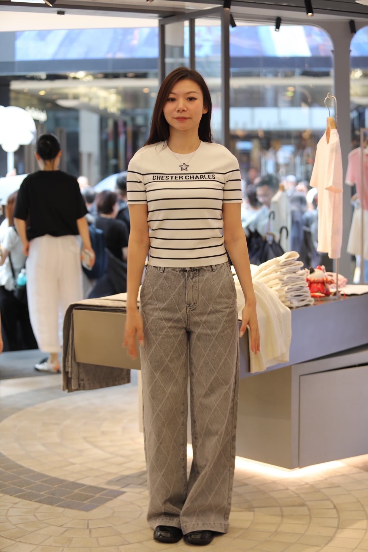  Áo thun trắng kẻ đen ngôi sao ngực 