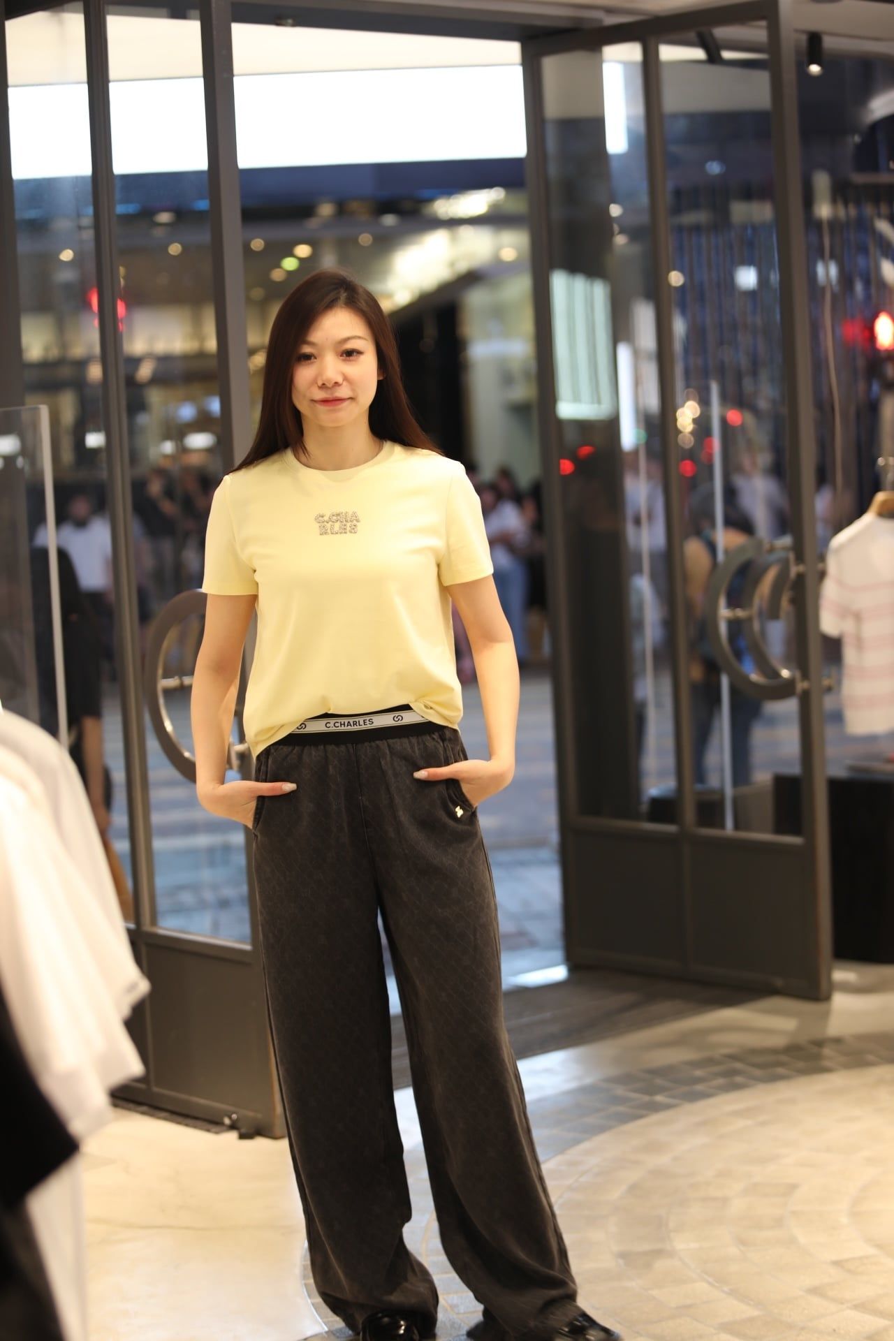  Áo phông vàng chữ CC đính đá ngực 