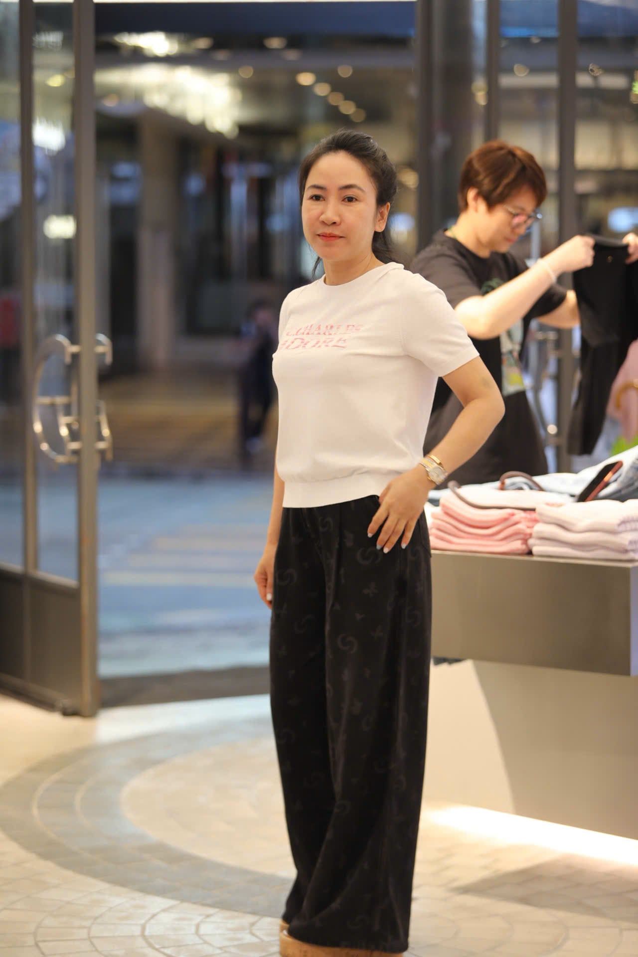  Áo dệt kim trắng chữ hồng ADORE 