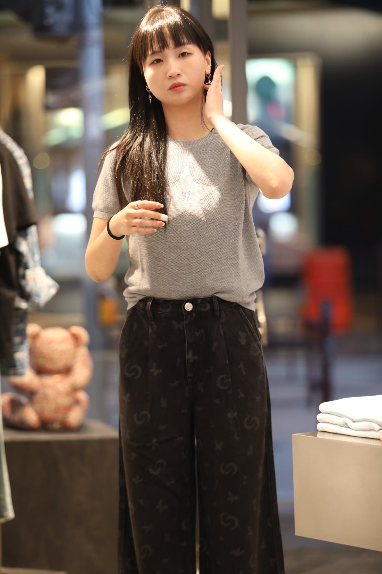  1.Quần jean Giấy đen - hoạ tiết 