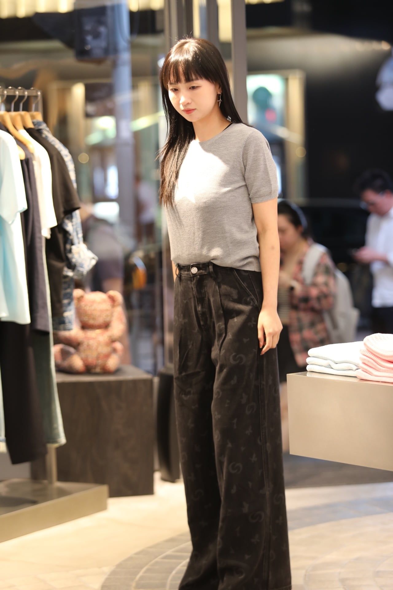  1.Quần jean Giấy đen - hoạ tiết 