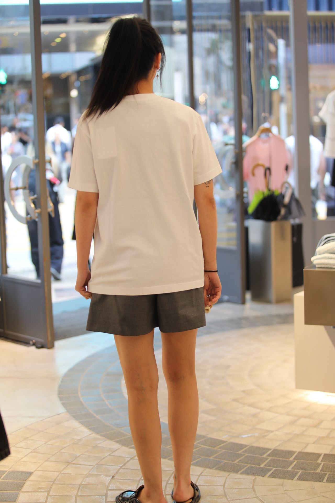  Quần sooc vải xám, cạp chun đen chữ CC 