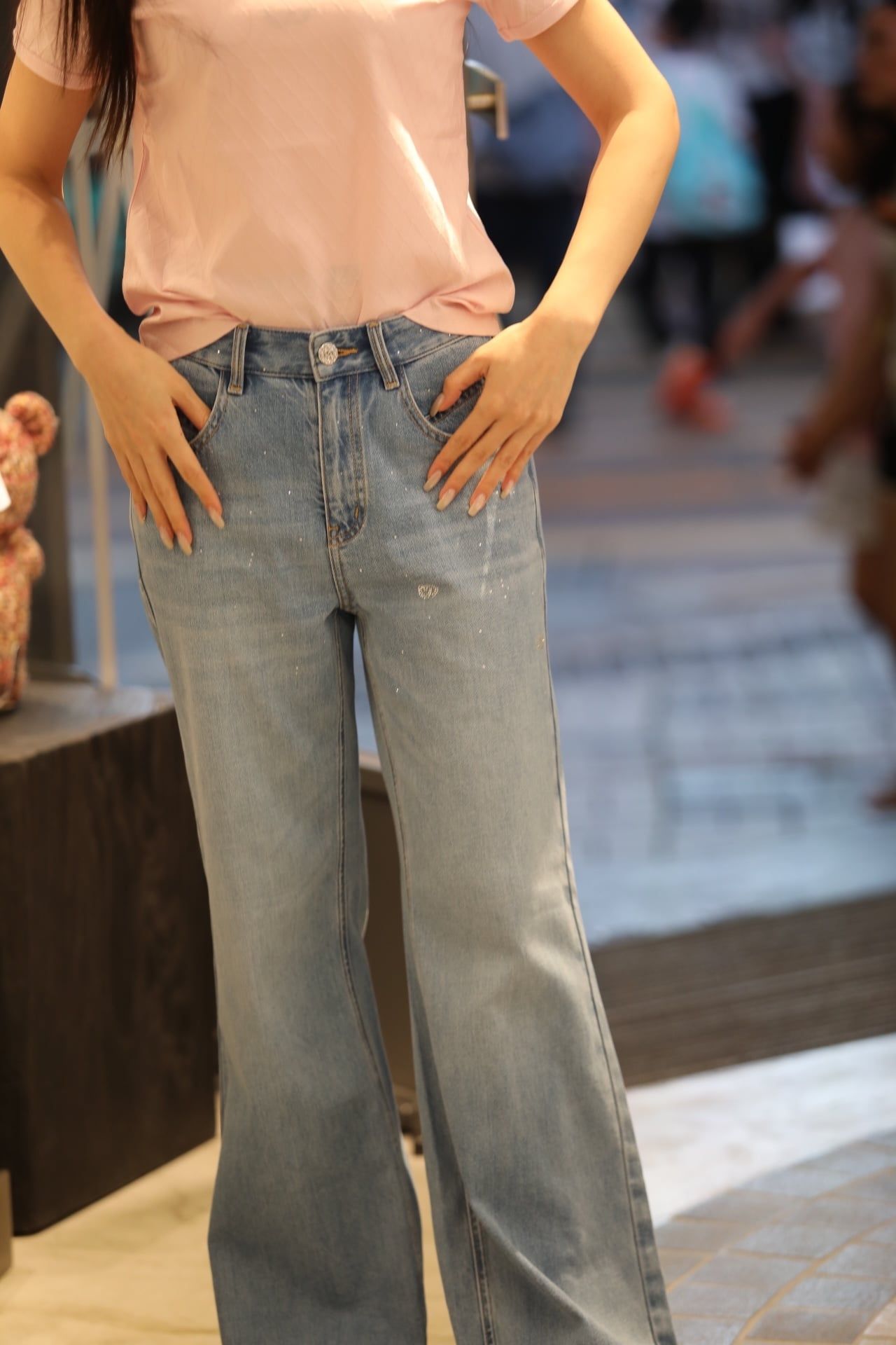  Jean xanh nhạt đính đá vẩy 