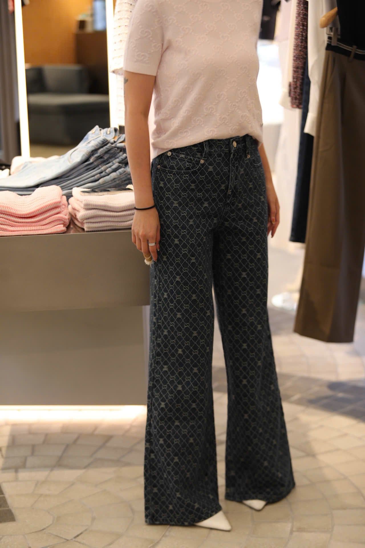  1.Quần jean xanh full logo gấu 