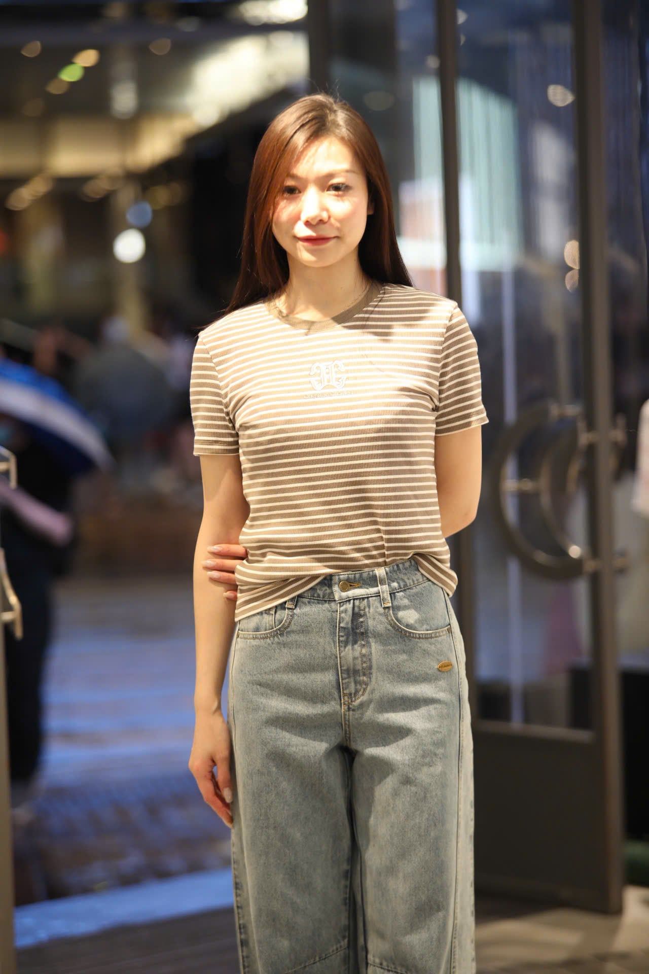  Áo ngắn tay kẻ nâu, ngực logo chữ lồng 